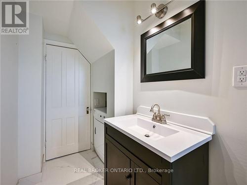 Upper - 202 Victoria Avenue N, Hamilton, ON - Indoor Photo Showing Bathroom