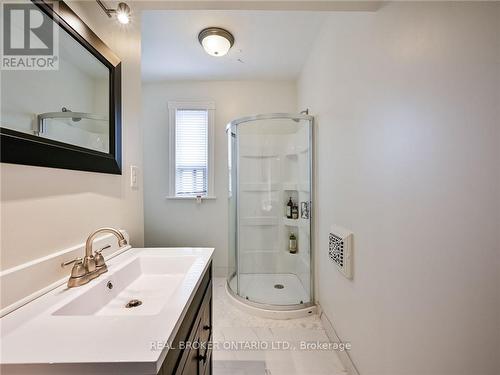 Upper - 202 Victoria Avenue N, Hamilton, ON - Indoor Photo Showing Bathroom