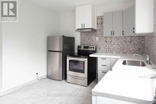 Upper - 202 Victoria Avenue N, Hamilton, ON - Indoor Photo Showing Kitchen