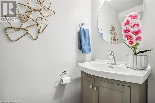 Bathroom with vanity - 130 Livingston Avenue Unit# 21, Grimsby, ON - Indoor Photo Showing Bathroom