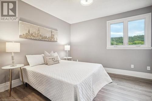 Bedroom with hardwood / wood-style flooring - 130 Livingston Avenue Unit# 21, Grimsby, ON - Indoor Photo Showing Bedroom