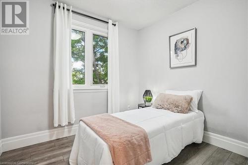 Bedroom featuring dark hardwood / wood-style floors - 130 Livingston Avenue Unit# 21, Grimsby, ON - Indoor Photo Showing Bedroom