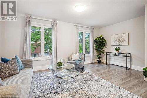 Living room featuring wood-type flooring and a healthy amount of sunlight - 130 Livingston Avenue Unit# 21, Grimsby, ON - Indoor Photo Showing Living Room