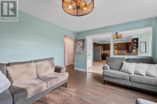 140 Natanya Boulevard, Georgina, ON - Indoor Photo Showing Living Room