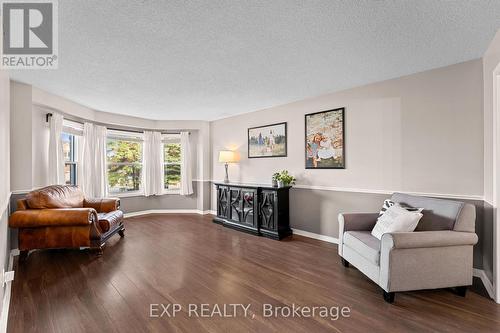 140 Natanya Boulevard, Georgina, ON - Indoor Photo Showing Living Room