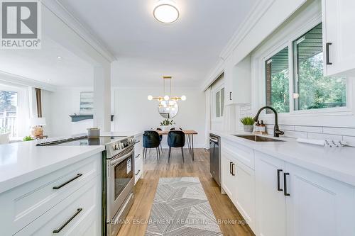 33 Sewell Drive, Oakville, ON - Indoor Photo Showing Kitchen With Upgraded Kitchen