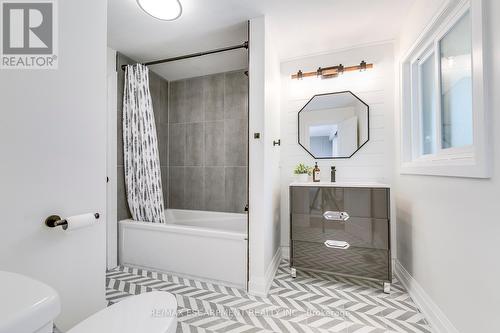 33 Sewell Drive, Oakville, ON - Indoor Photo Showing Bathroom