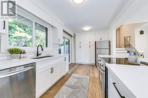 33 Sewell Drive, Oakville, ON - Indoor Photo Showing Kitchen