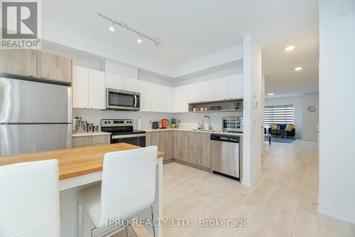 31 - 1095 Cooke Boulevard, Burlington, ON - Indoor Photo Showing Kitchen With Upgraded Kitchen