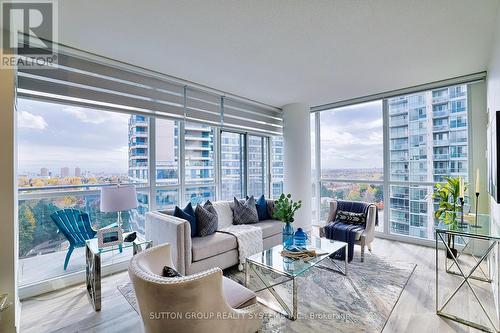 907 - 223 Webb Drive, Mississauga, ON - Indoor Photo Showing Living Room