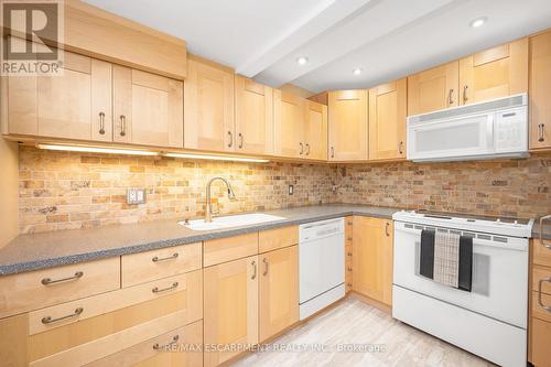 403 - 50 Main Street, Hamilton, ON - Indoor Photo Showing Kitchen