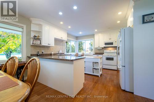 7907 Walkers Drive, Strathroy-Caradoc, ON - Indoor Photo Showing Kitchen