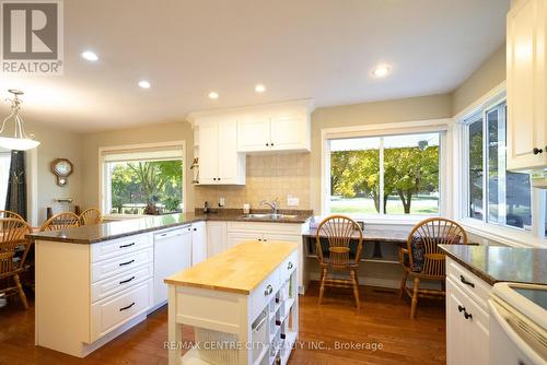 7907 Walkers Drive, Strathroy-Caradoc, ON - Indoor Photo Showing Kitchen With Double Sink