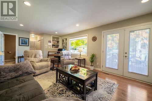 7907 Walkers Drive, Strathroy-Caradoc, ON - Indoor Photo Showing Living Room