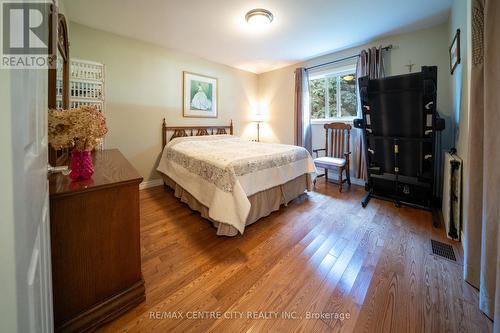 7907 Walkers Drive, Strathroy-Caradoc, ON - Indoor Photo Showing Bedroom