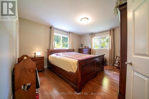 7907 Walkers Drive, Strathroy-Caradoc, ON - Indoor Photo Showing Bedroom