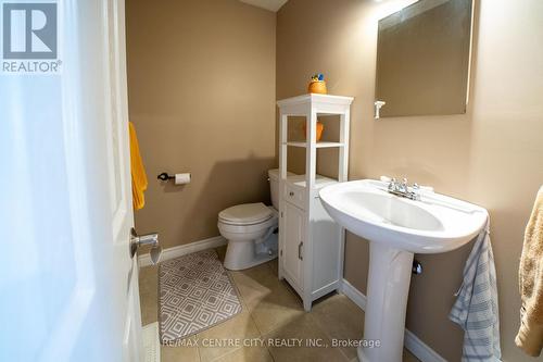 7907 Walkers Drive, Strathroy-Caradoc, ON - Indoor Photo Showing Bathroom