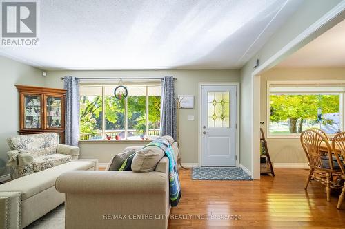 7907 Walkers Drive, Strathroy-Caradoc, ON - Indoor Photo Showing Living Room