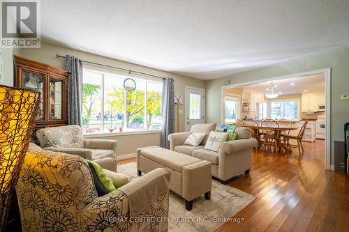 7907 Walkers Drive, Strathroy-Caradoc, ON - Indoor Photo Showing Living Room