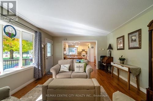 7907 Walkers Drive, Strathroy-Caradoc, ON - Indoor Photo Showing Living Room