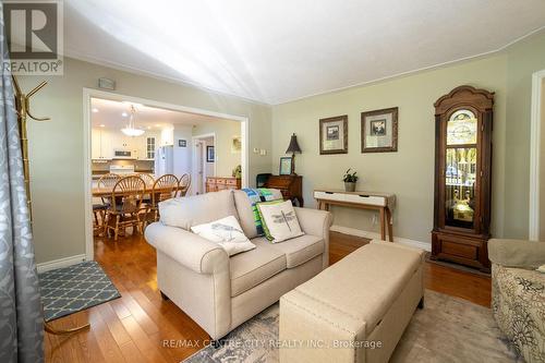 7907 Walkers Drive, Strathroy-Caradoc, ON - Indoor Photo Showing Living Room