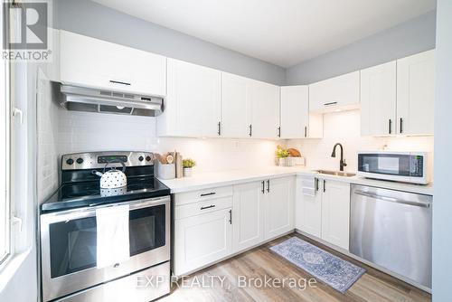 17 Kinrade Avenue, Hamilton, ON - Indoor Photo Showing Kitchen