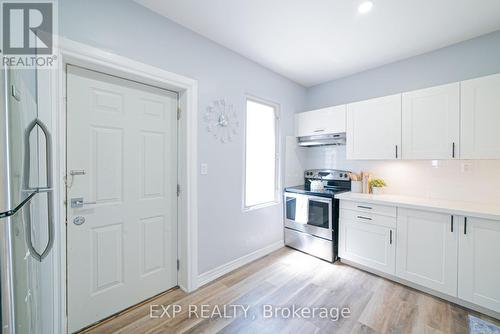 17 Kinrade Avenue, Hamilton, ON - Indoor Photo Showing Kitchen