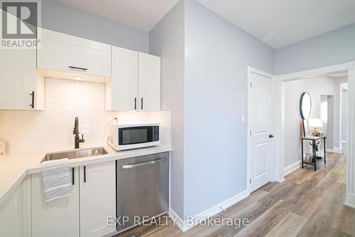 17 Kinrade Avenue, Hamilton, ON - Indoor Photo Showing Kitchen