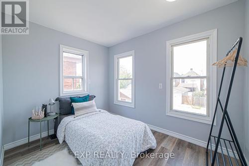 17 Kinrade Avenue, Hamilton, ON - Indoor Photo Showing Bedroom