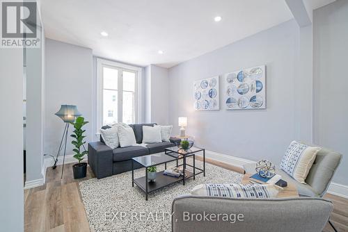 17 Kinrade Avenue, Hamilton, ON - Indoor Photo Showing Living Room