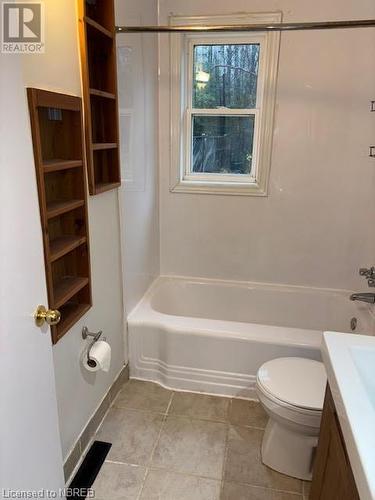 932 Premier Road, North Bay, ON - Indoor Photo Showing Bathroom