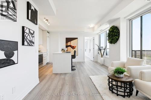 3408 - 36 Elm Drive, Mississauga, ON - Indoor Photo Showing Living Room