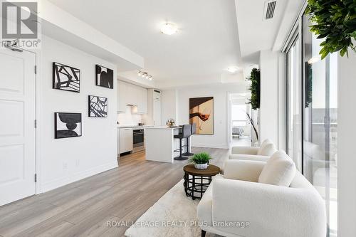 3408 - 36 Elm Drive, Mississauga, ON - Indoor Photo Showing Living Room