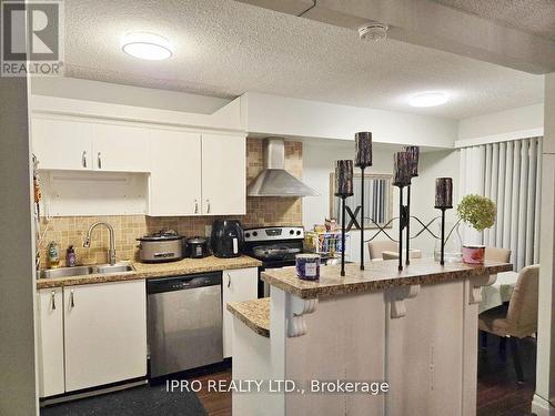 520 - 1000 Cedarglen Gate, Mississauga, ON - Indoor Photo Showing Kitchen