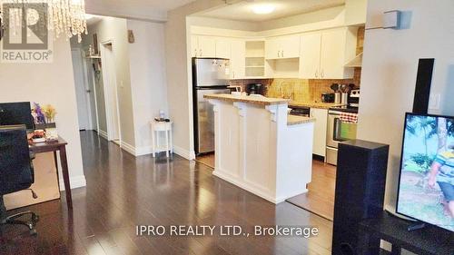 520 - 1000 Cedarglen Gate, Mississauga, ON - Indoor Photo Showing Kitchen