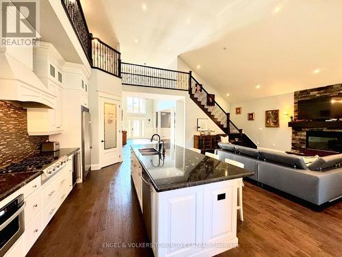 319 Henderson Road, Burlington, ON - Indoor Photo Showing Kitchen With Double Sink With Upgraded Kitchen