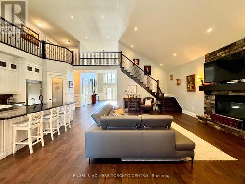 319 Henderson Road, Burlington, ON - Indoor Photo Showing Living Room