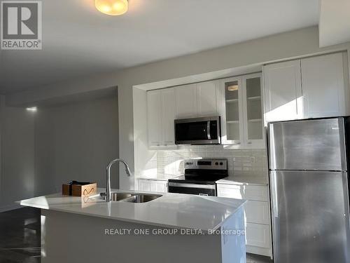 30 Folcroft Street, Brampton, ON - Indoor Photo Showing Kitchen With Double Sink With Upgraded Kitchen