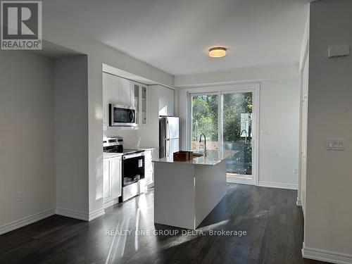 30 Folcroft Street, Brampton, ON - Indoor Photo Showing Kitchen