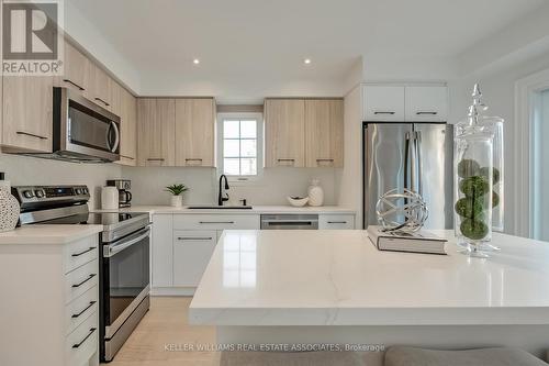 2984 Gulfstream Way, Mississauga, ON - Indoor Photo Showing Kitchen With Upgraded Kitchen