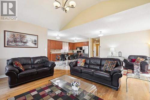 6829 Golden Hills Way, Mississauga, ON - Indoor Photo Showing Living Room