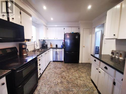 462 Tipperton Crescent, Oakville, ON - Indoor Photo Showing Kitchen With Double Sink