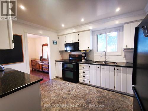 462 Tipperton Crescent, Oakville, ON - Indoor Photo Showing Kitchen With Double Sink