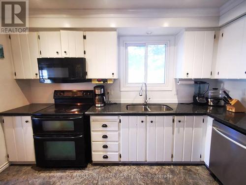 462 Tipperton Crescent, Oakville, ON - Indoor Photo Showing Kitchen With Double Sink