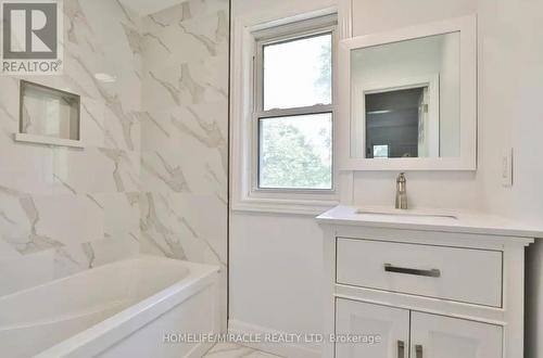 Upper - 1299 Mineola Gardens E, Mississauga, ON - Indoor Photo Showing Bathroom