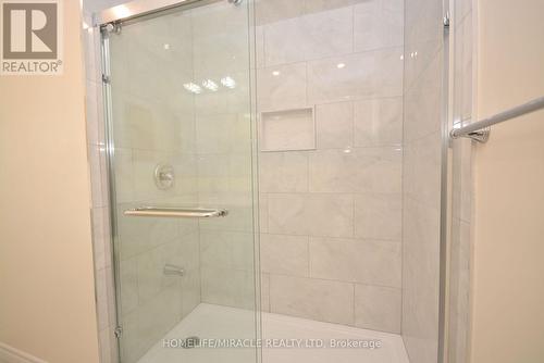 833 Mays Crescent, Mississauga, ON - Indoor Photo Showing Bathroom