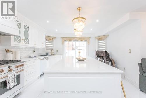 835 Stonebridge Avenue, Mississauga, ON - Indoor Photo Showing Kitchen With Upgraded Kitchen