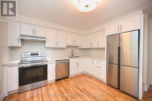 4084 Trapper Crescent, Mississauga, ON - Indoor Photo Showing Kitchen