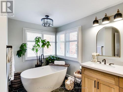 2051 Deer Run Avenue, Burlington, ON - Indoor Photo Showing Bathroom