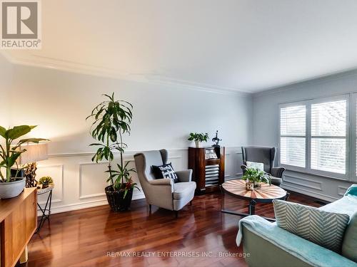 2051 Deer Run Avenue, Burlington, ON - Indoor Photo Showing Living Room